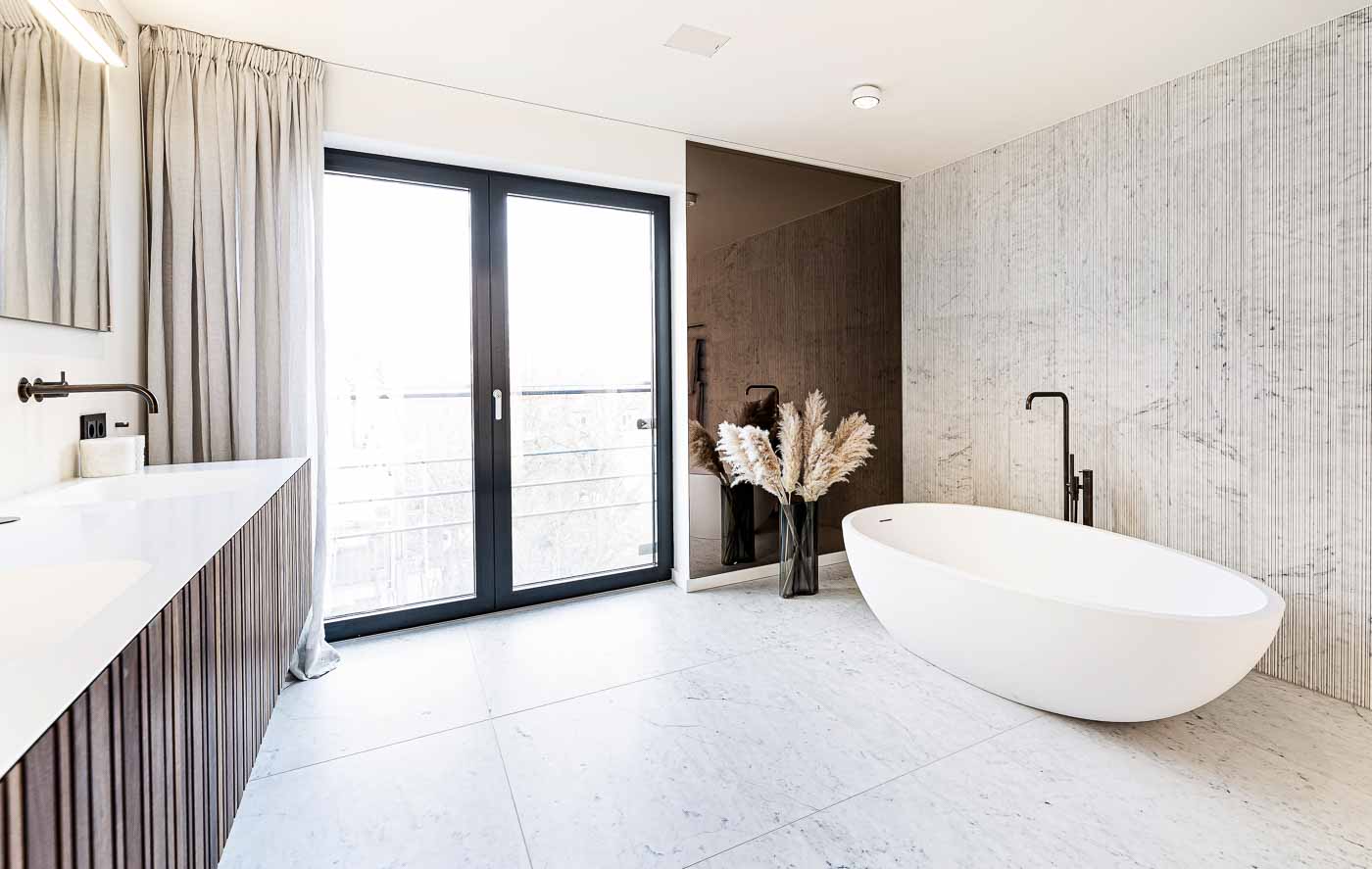 Traumbäder | Badewanne „Spoon XL“ von Agape, die Holzfronten sind Individualanfertigungen Naturstein Salvatori