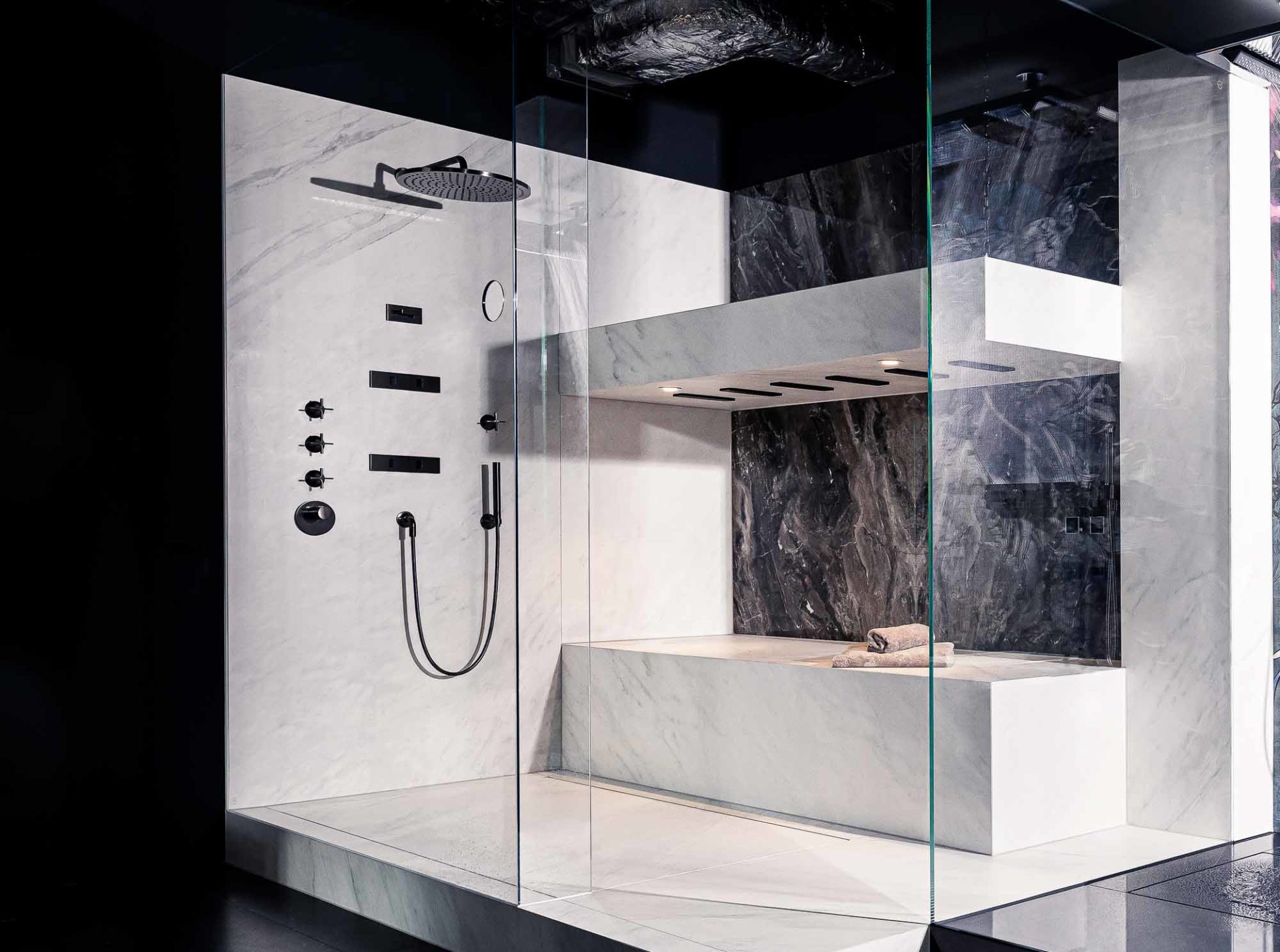 Traumbäder | Duschanlage: Duschkopf AXOR Shower Heaven, Armatur AXOR | Glas Duschkabine mit frei schwebender Tür auf Rollen HELLGLAS by RW LIFESTYLE | Duschrinne BAQUA